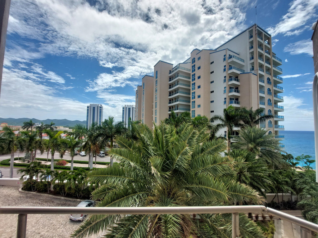 REDUCED! Rainbow Beach Club TS-7