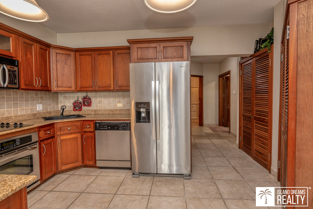 REDUCED! Rainbow Beach Club W35