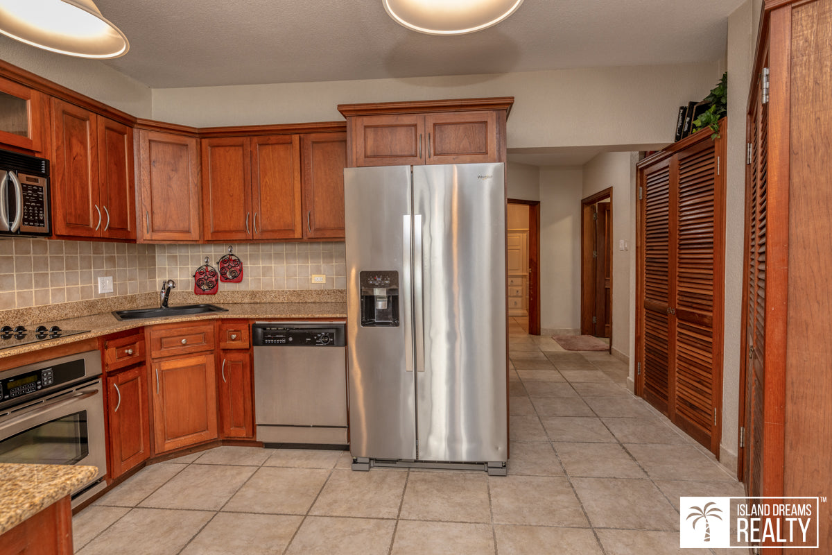 REDUCED! Rainbow Beach Club W35