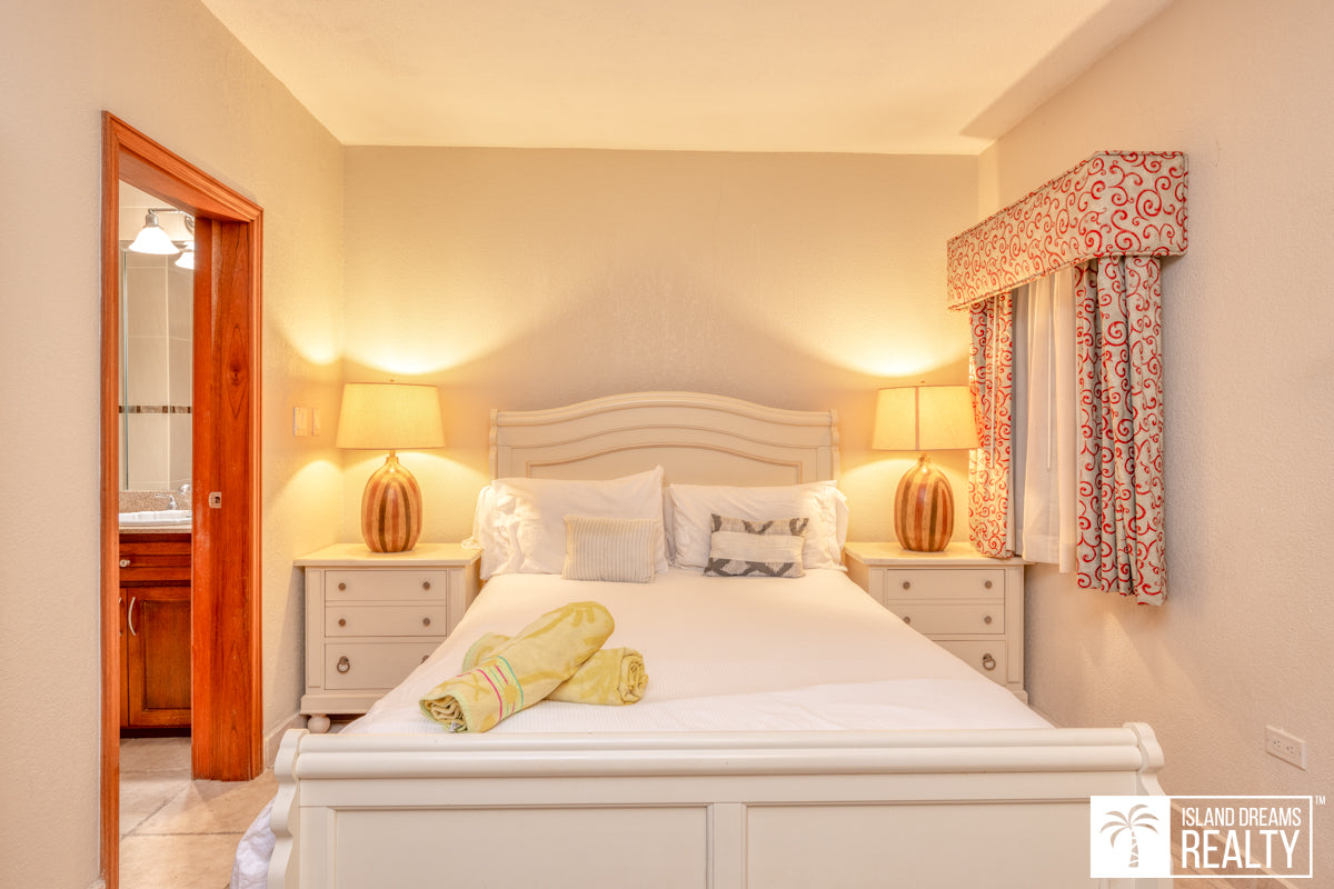 REDUCED! Rainbow Beach Club W35