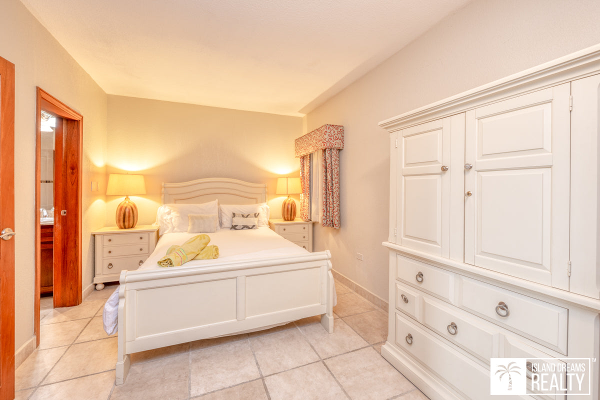 REDUCED! Rainbow Beach Club W35