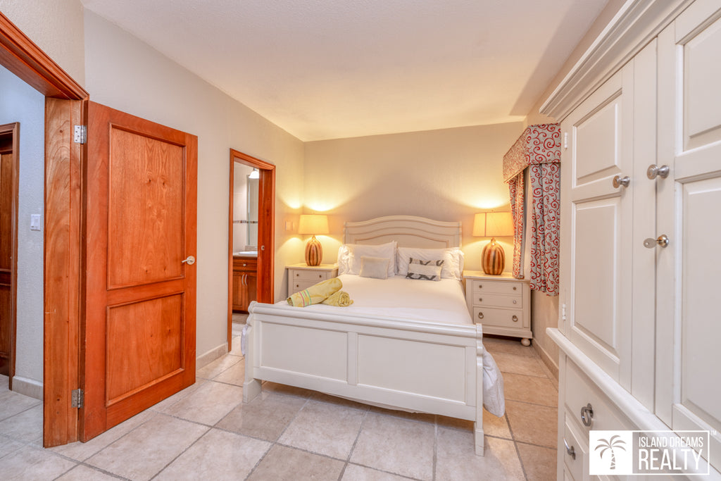 REDUCED! Rainbow Beach Club W35