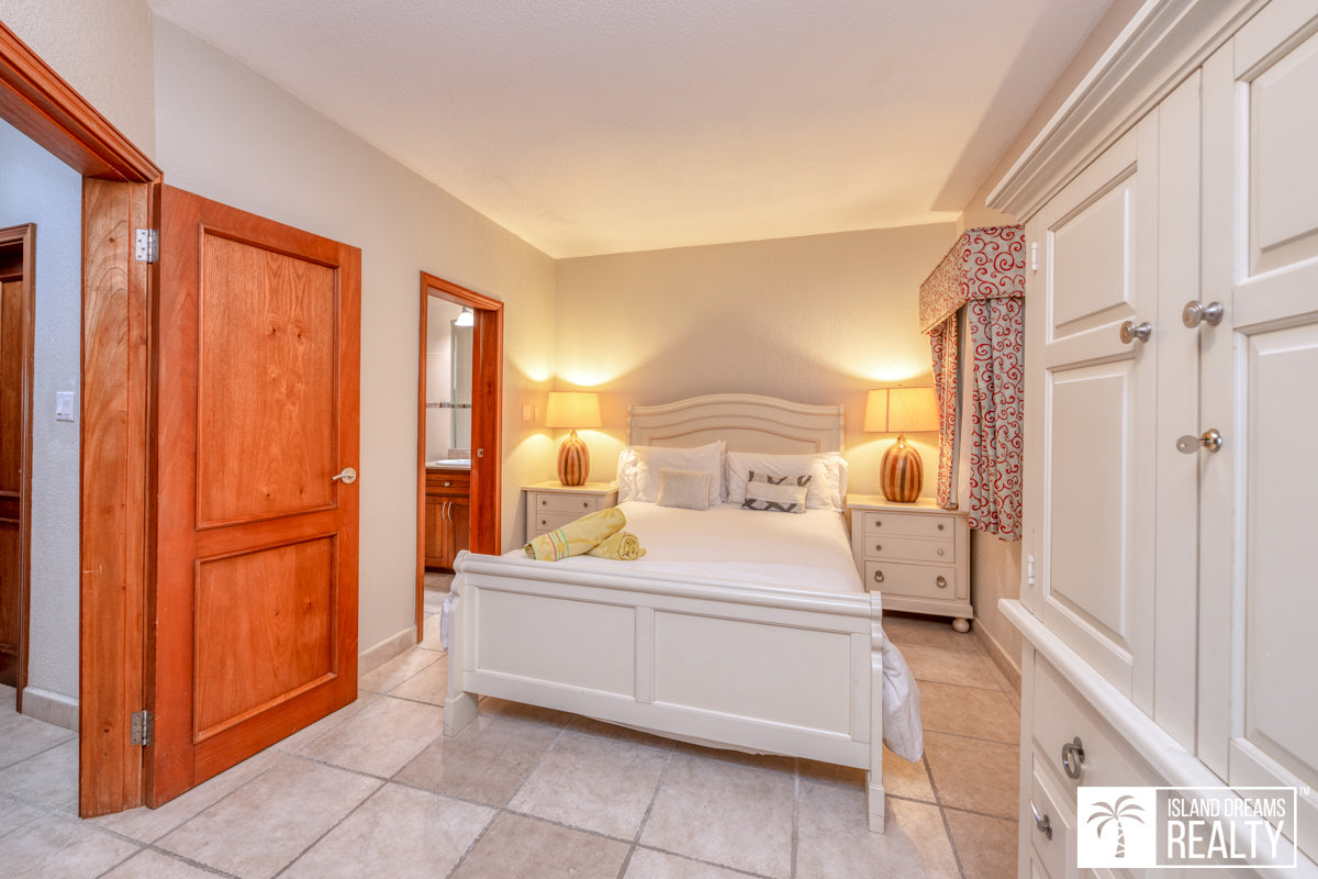 REDUCED! Rainbow Beach Club W35