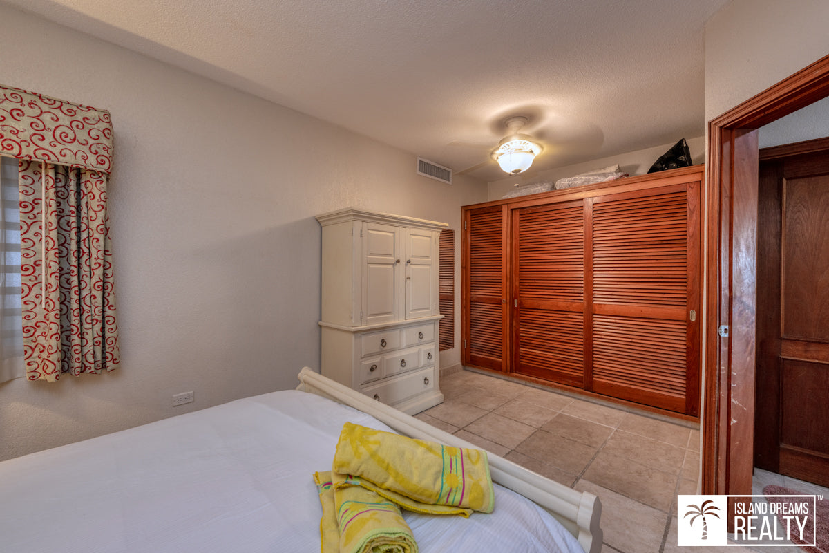 REDUCED! Rainbow Beach Club W35