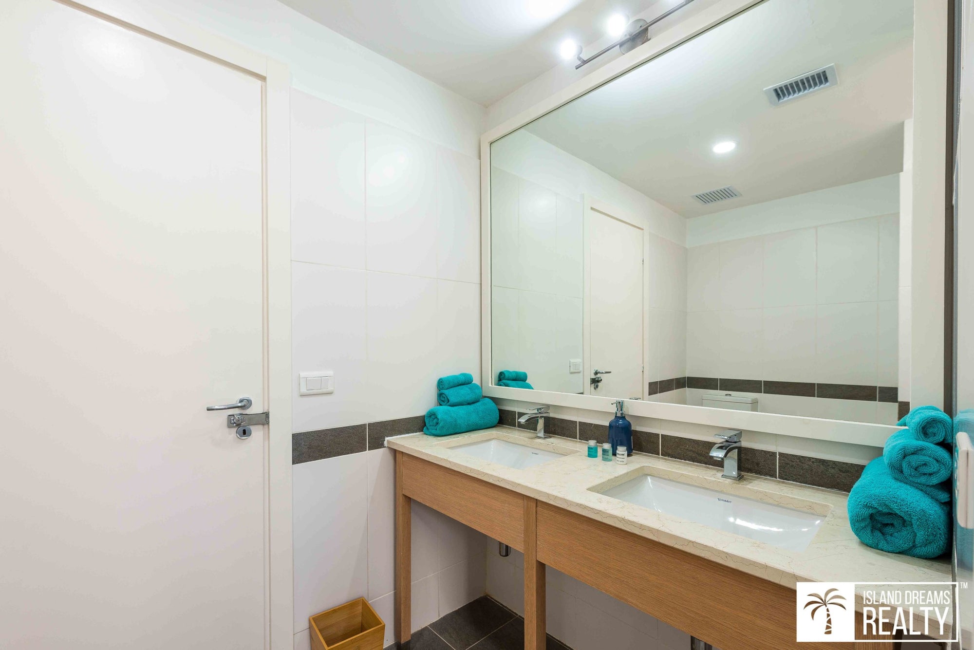 REDUCED! Blue Marine 2 Bedroom Condo With Stunning Views